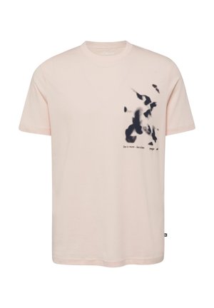 Hellrosa kurzärmliges T-Shirt mit abstraktem schwarzem Tintenklecksmuster und kleinem Text auf der linken Brustseite.