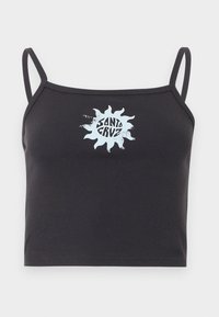 Μαύρο κοντό τοπ με λεπτές τιράντες και απεικόνιση ενός φωτεινού γαλάζιου ήλιου, με το κείμενο "Santa Cruz" στο κέντρο μπροστά.