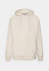 Krémová mikina s kapucí vyrobená z měkké tkaniny, s nastavitelnou kapucí, přední kapsou a vyšitém logem na hrudi.