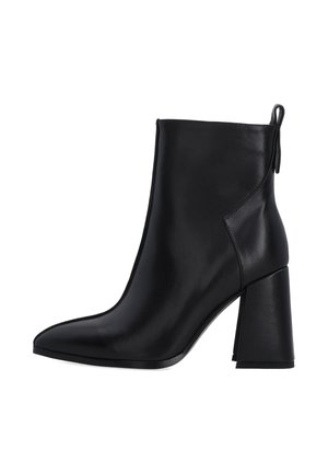 Černá kožená kotníková bota s špičatou špičkou a blokovým podpatkem. Hladký povrch s zadním poutkem a minimálními švy.