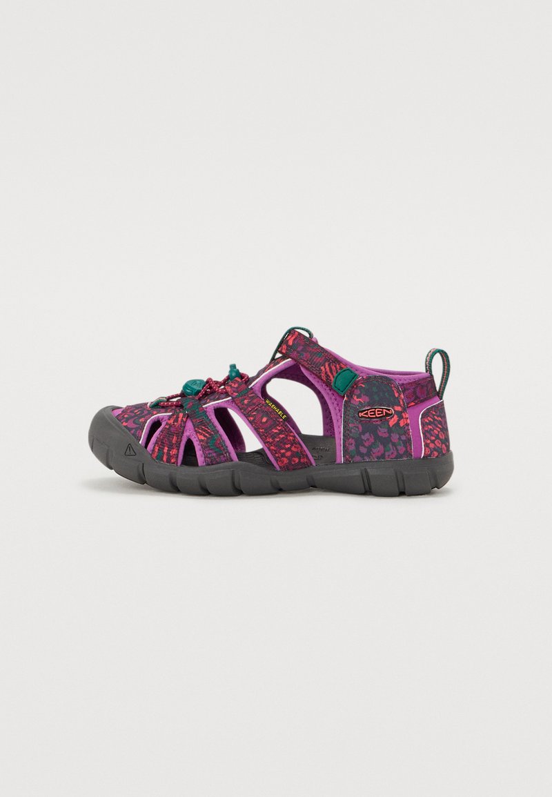 Lila och rosa mönstrad sandal med en flexibel design, öppna sidor, gummisula och elastiskt snörningssystem för säker användning.