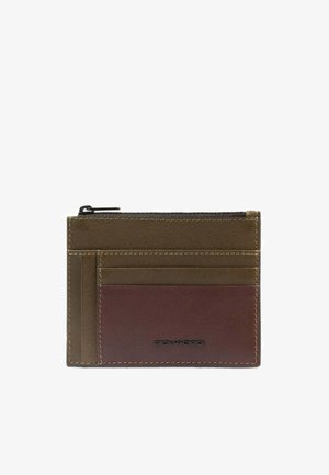 Cartera de cuero marrón con múltiples ranuras para tarjetas y un compartimento con cremallera. Presenta costuras en contraste y una textura suave.