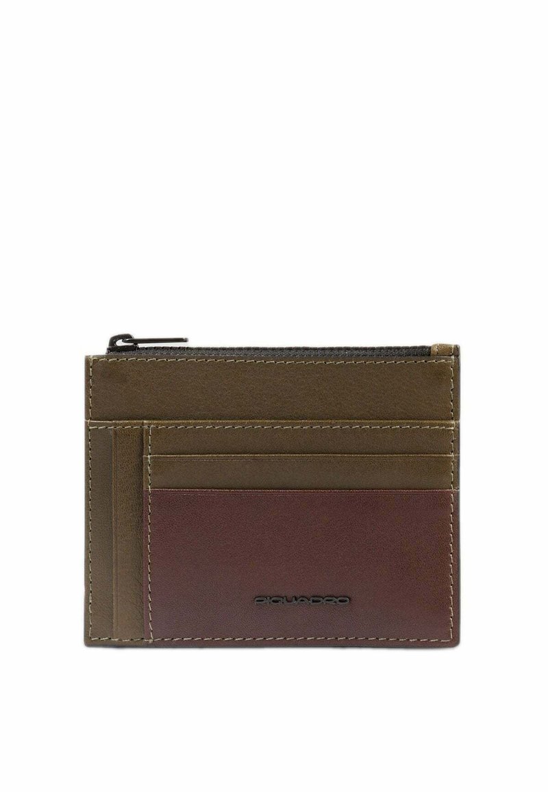 Bruine leren portemonnee met meerdere kaartsleuven en een waarneembare vak. Kenmerkt zich door contrasterende stiksels en een gladde textuur.
