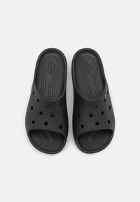 Sandales noires à enfiler en matériau léger, dotées de trous de ventilation, d'une semelle intérieure profilée et d'une surface texturée pour une meilleure adhérence.
