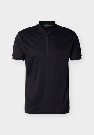 Polo noir à manches courtes avec col montant et zip frontal, arborant un discret logo "BOSS" sur le côté gauche de la poitrine.