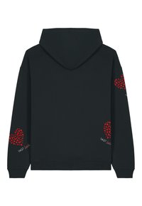 Sudadera negra con bolsillo tipo canguro, con grandes patrones de corazones rojos y el texto "SWEET love" en blanco en la parte frontal y las mangas.