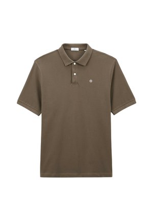 Polo shirt marron à manches courtes avec deux boutons blancs et un petit logo circulaire sur la poitrine gauche.