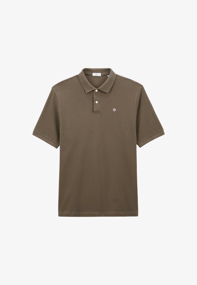 Polo shirt marron à manches courtes avec deux boutons blancs et un petit logo circulaire sur la poitrine gauche.