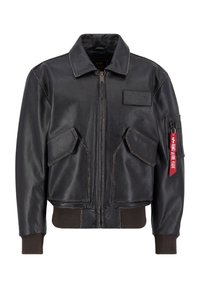 Svart läderbomberjacka med dragkedja fram, ribbade manchetter och två stora framfickor. Har en tygetikett på ärmen och en strukturerad finish.