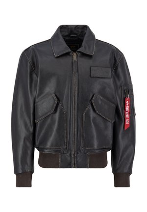 Chaqueta bomber de cuero negro con cierre de cremallera en el frente, puños acanalados y dos grandes bolsillos frontales. Presenta una etiqueta de tela en la manga y un acabado texturizado.