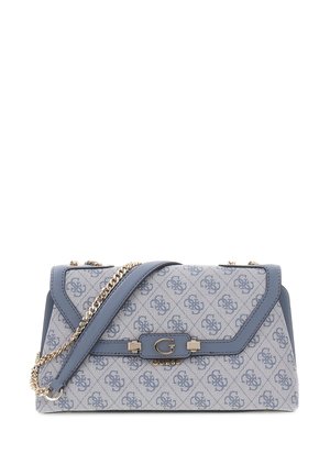 Sac à main rectangulaire bleu clair à motif avec bordure bleue, bandoulière chaîne dorée et logo doré "G" avec texte "Guess" sur le rabat avant.