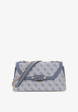 Sac à main rectangulaire bleu clair à motif avec bordure bleue, bandoulière chaîne dorée et logo doré "G" avec texte "Guess" sur le rabat avant.