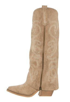 Botte de cowboy en daim marron clair avec une couture blanche complexe, un bout pointu, une fermeture éclair latérale et un talon empilé. Comprend un panneau arrière décoratif.