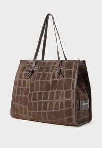 Sac à main en suède marron avec un motif crocodile, double poignées, couture contrastante et forme rectangulaire. Logo subtil sur le côté.