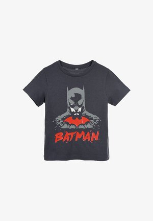 Camiseta de algodón gris oscuro con un gráfico de Batman en negro y rojo, con la palabra "BATMAN" en letras rojas en negrita justo debajo de la imagen.