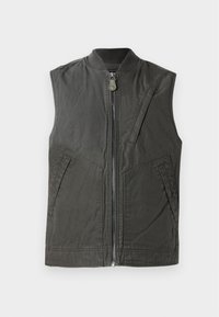 Chaleco sin mangas de tela verde oliva oscuro, con cremallera frontal, cuello acanalado y dos bolsillos laterales con costuras en ángulo.