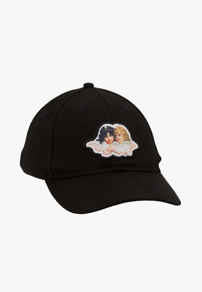 Casquette de baseball noire avec écusson brodé représentant deux enfants chérubins avec des ailes, l'un aux cheveux foncés et l'autre aux boucles blondes.