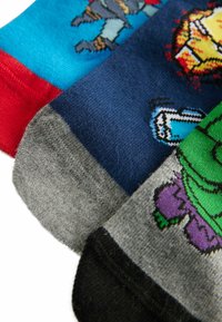 Calcetines coloridos con diseños de dibujos animados. Los materiales incluyen algodón suave; los colores son azul, rojo, marino, gris y verde con varios patrones.