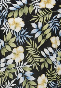 Zwarte stof met grote gele hibiscusbloemen en groene en blauwe bladeren, wat een levendig bloempatroon creëert. Gladde textuur.