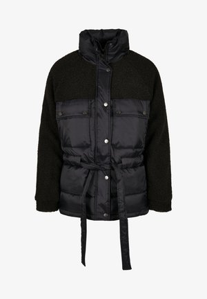 Svart boblejakke med teksturert svart fleece på toppen, knappelukking foran, belte i midjen og høy krage. Har to frontlommer.