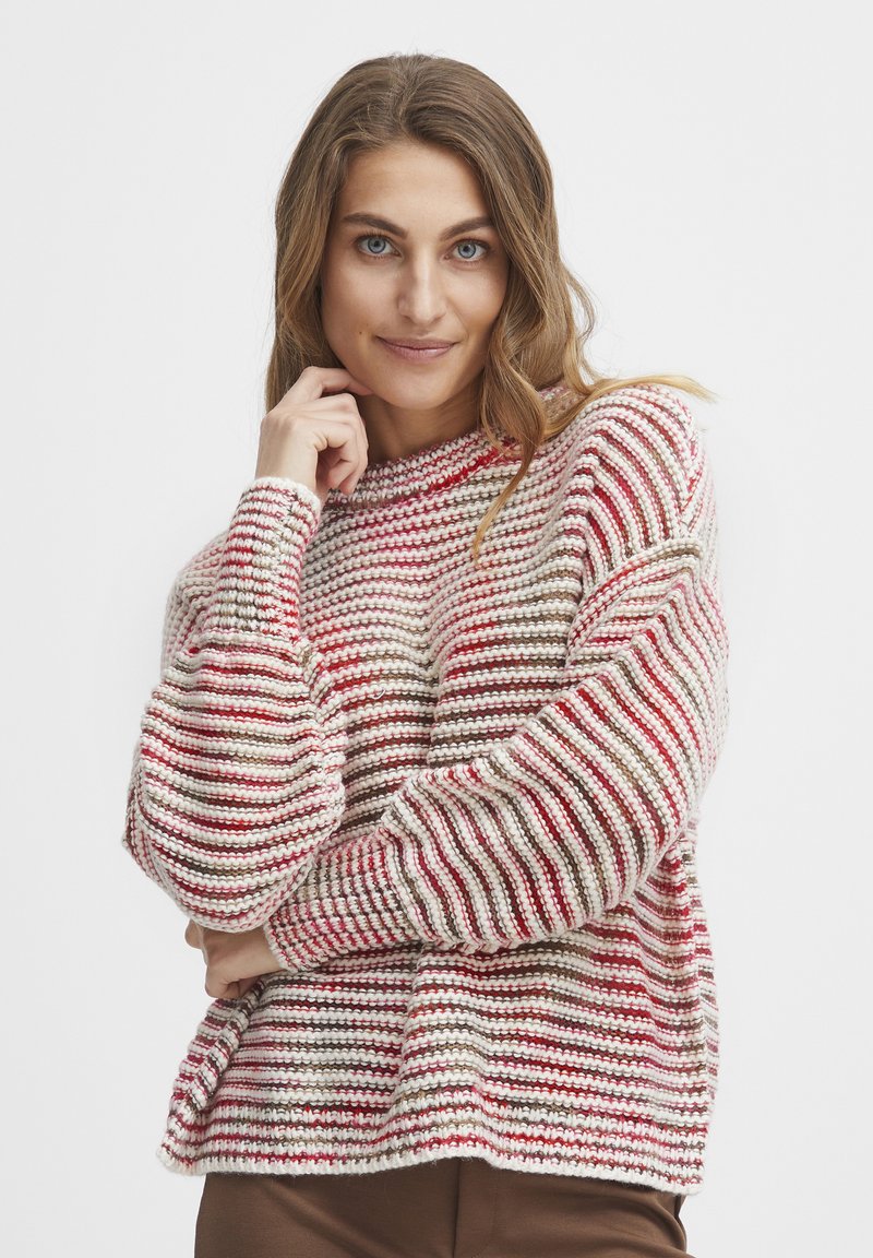 Maglione a righe lavorato a maglia con colori vivaci rosso, bianco e beige, caratterizzato da una vestibilità rilassata e polsini a costine per un aspetto testurizzato.