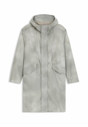 Lysegrå lang vandtæt jakke med hætte, frontklaplukning, to lommer med klap og knapper, og lange ærmer.