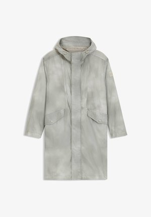 Długi wodoodporny płaszcz w jasnoszarym kolorze z kapturem, zamknięcie na przednią klapę, dwie kieszenie na klapę z zatrzaskami oraz długie rękawy.