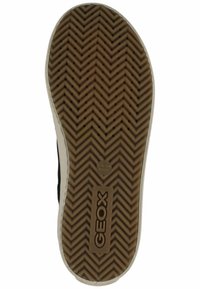 Hnědá gumová podešev s cikcak vzorem a malými perforacemi. Má bílý boční lem a vyražené logo "GEOX".