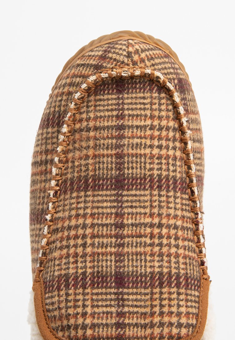 Slippers met een ruitpatroon, gemaakt van bruin en tan wol, met een gestructureerde stof, contrasterende witte stiksels en een zachte, beige voering.