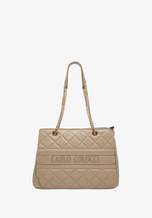 Beige gesteppte Tragetasche mit Kettenhenkeln, vorne geprägt mit dem Namen "CARLO COLUCCI" und einer eleganten, glatten Textur.