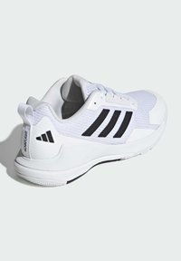 Białe buty sportowe z czarnymi paskami, siateczkowa góra i wyściełana podeszwa, widok z tylnego boku.