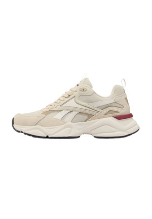 Beige en witte sportieve sneaker met mesh- en suède panelen, dikke witte zool, bordeaux accent op de hiel en vetersluiting.