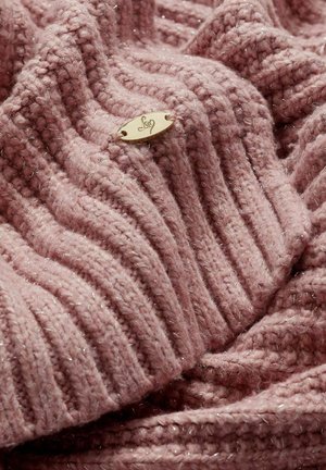 Couverture en tricot épaisse et côtelée de couleur rose clair avec des fils argentés. Comprend une petite étiquette métallique avec un logo gravé attaché.