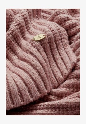 Couverture en tricot épaisse et côtelée de couleur rose clair avec des fils argentés. Comprend une petite étiquette métallique avec un logo gravé attaché.