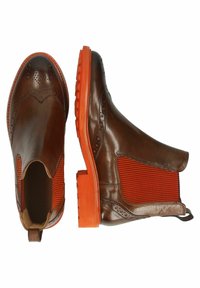 Botas de tobillo de cuero marrón con detalles decorativos de brogue, paneles laterales elásticos naranjas y una suela de goma naranjas en contraste.