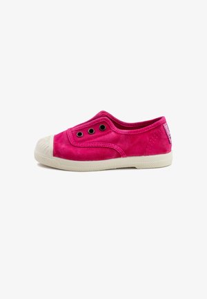 Chaussure en toile rose avec une texture douce, bout en caoutchouc et deux œillets ronds pour les lacets. Semelle en caoutchouc blanc avec une adhérence texturée.