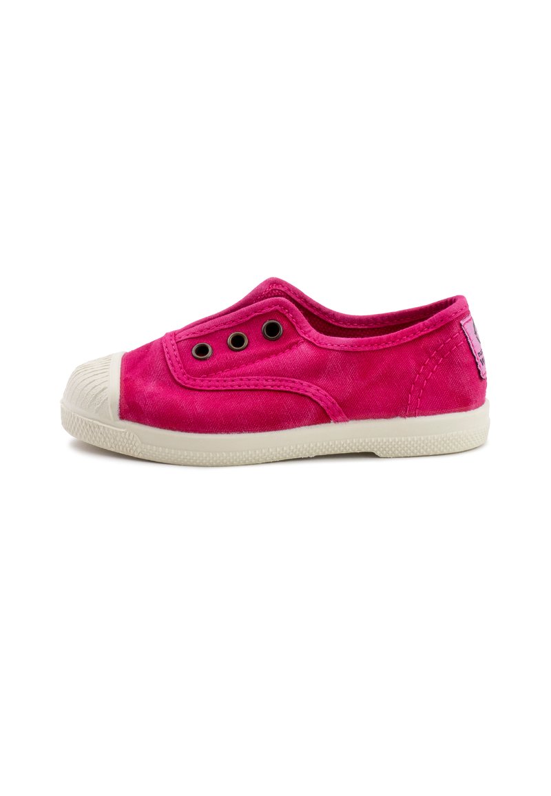 Chaussure en toile rose avec une texture douce, bout en caoutchouc et deux œillets ronds pour les lacets. Semelle en caoutchouc blanc avec une adhérence texturée.