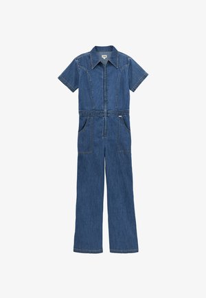 Combinaison courte en denim bleu à manches courtes avec col, fermeture éclair frontale, jambes larges et grandes poches plaquées à l'avant.