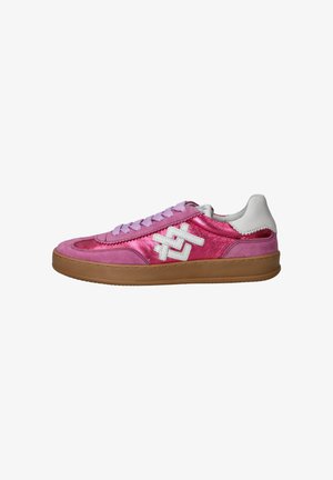 Roze sneakers met een satijnen afwerking, contrasterend wit logo en grijze accenten. De zool heeft een bruine rubberen ondergrond. Veters in paars.