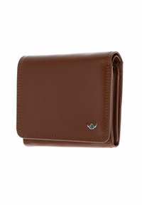 Portefeuille plié en cuir marron avec couture visible et un petit emblème de logo argenté sur le coin avant.