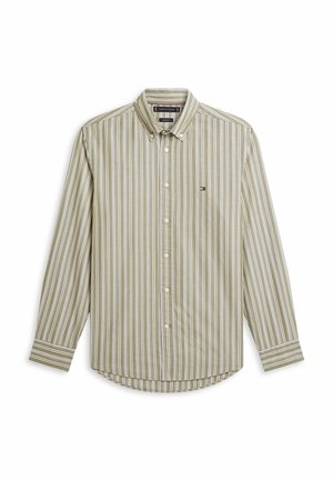 Chemise beige à manches longues avec rayures verticales blanches, col à boutons et petit logo rouge, blanc et bleu sur la poitrine.