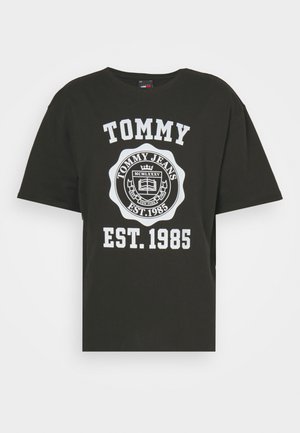 Zwart katoenen T-shirt met korte mouwen en een ronde hals. Voorzijde bedrukt met "TOMMY JEANS" en een cirkelvormig logo met "EST. 1985."