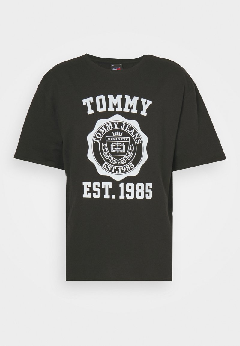 Zwart katoenen T-shirt met korte mouwen en een ronde hals. Voorzijde bedrukt met "TOMMY JEANS" en een cirkelvormig logo met "EST. 1985."