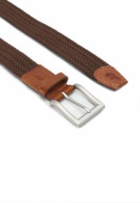 Vlechtbruin elastieken riem met een echt leren band en een zilveren metalen gesp; bevat een leren punt met een logo-detail.