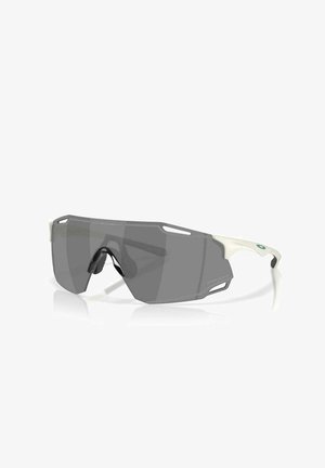 Gafas de sol deportivas con montura blanca y una sola lente envolvente grande de color gris oscuro, con cortes de ventilación en los bordes superior e inferior.