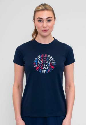 Marineblaue Kurzarm-T-Shirts mit einem zentralen grafischen Design in Rot, Weiß und Blau. Hergestellt aus Baumwolle, hat es einen Rundhalsausschnitt.