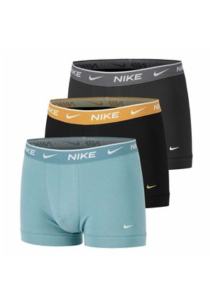Tres pares de bóxers Nike: uno negro con cintura gris, otro negro con cintura naranja y otro azul claro con cintura azul, cada uno con el logo de Nike Swoosh.