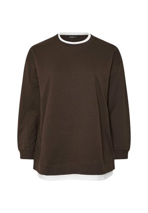 Sweatshirt marron à manches longues avec un col rond blanc. Présente une coupe ample et un ourlet blanc superposé qui s'étend en dessous du tissu marron.