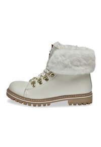 Bota de senderismo de piel blanca con cuello de piel sintética, herrajes dorados, cordones redondos y suela de goma texturizada para mayor tracción.