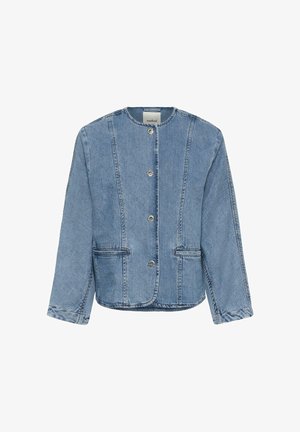 Veste en denim bleu clair avec encolure ronde, manches longues, boutons-pression métalliques à l'avant et deux poches fendues à l'avant.
